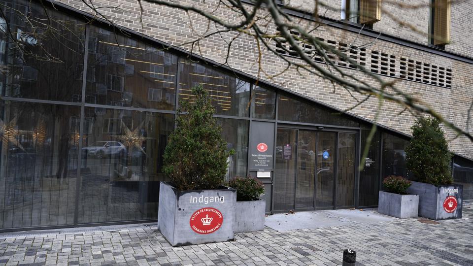 To mænd står ved Retten på Frederiksberg tiltalt for at have arrangeret indsmugling og salg af i alt 115 kilo amfetamin. Den ene er desuden tiltalt for at have være i besiddelse af godt 400 kilo hash. (Arkivfoto). <i>Philip Davali/Ritzau Scanpix</i>