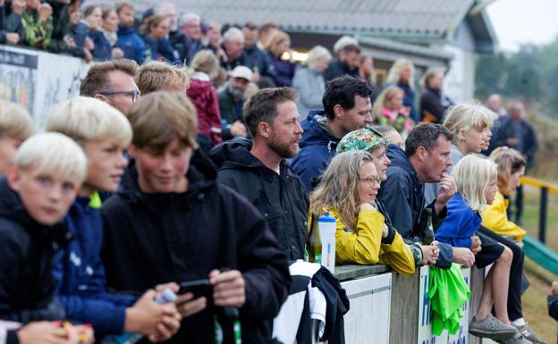 Over 300 tilskuere var mødt op for at støtte hjemmeholdet. <i>Foto: Bo Lehm</i>