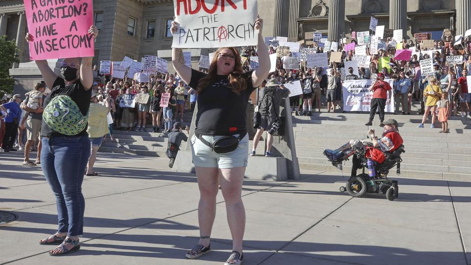 Demonstranter ved kongresbygningen i Idaho fredag den 24. juni, hvor et flertal af dommere i USA's Højesteret samme dag besluttede at omstøde den skelsættende afgørelse Roe v. Wade fra 1973, der sikrede USA's kvinder retten til abort. <i>Darin Oswald/Ritzau Scanpix</i>