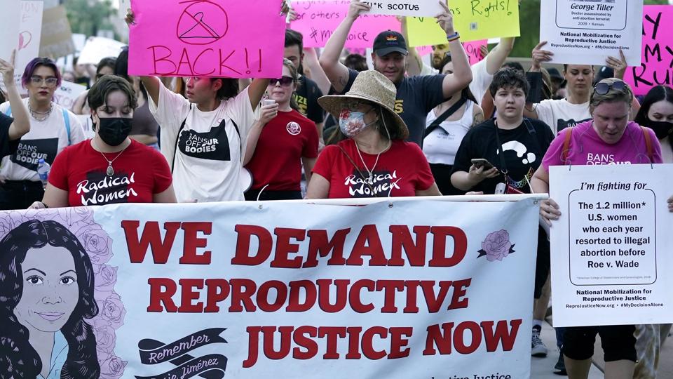 Tusindvis af demonstranter gik på gaden, efter at USA's Højesteret omstødte retten til abort i landet. Højesteretsafgørelsen satte blandt andet en række delstaters, heriblandt Georgias, abortlovgivninger i kraft. (Arkivfoto). <i>Ross D. Franklin/Ritzau Scanpix</i>