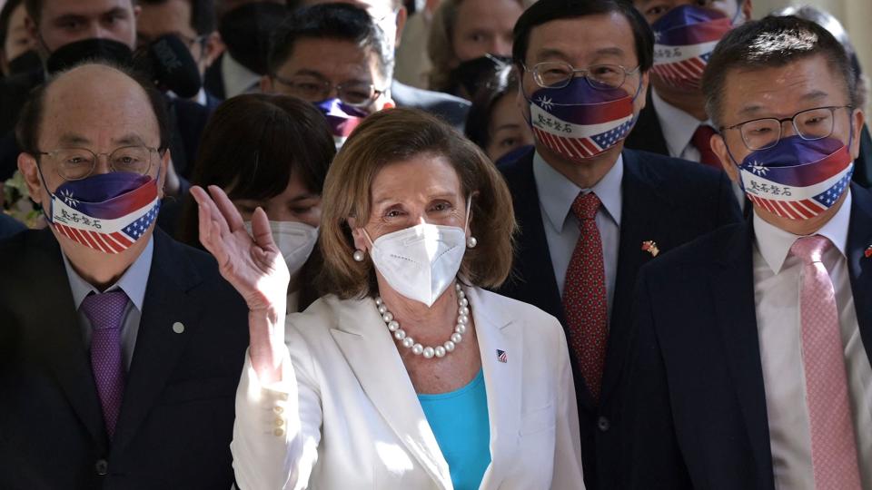 Formand for Repræsentanternes Hus Nancy Pelosi vinker til journalisterne, da hun ankommer til Taiwans parlament i Taipei. <i>Sam Yeh/Ritzau Scanpix</i>
