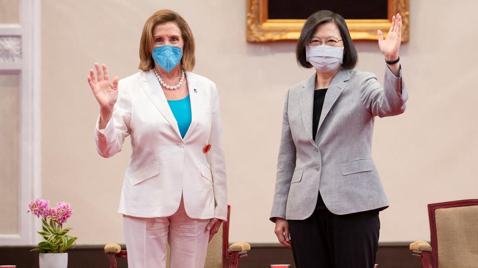 Nancy Pelosi, formand for Repræsentanternes Hus i USA, og Tsai Ing-wen, Taiwans præsident, mødtes onsdag, mens Kina udførte militærøvelser nær østaten. <i>Taiwan Presidential Office/Reuters</i>