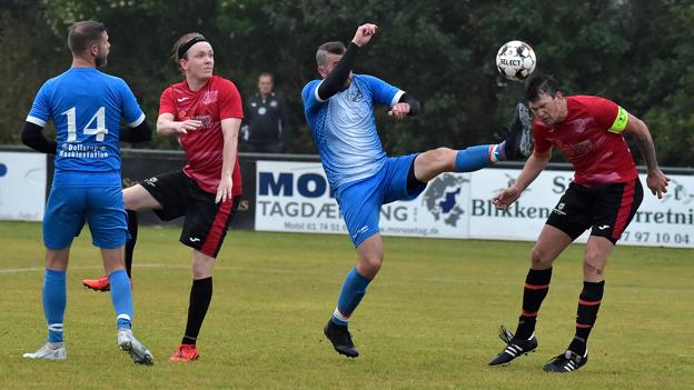 Kampen mellem Sjørring og Hundborg var hårdt-spillet med mange dueller. <i>Foto: Ole Iversen</i>
