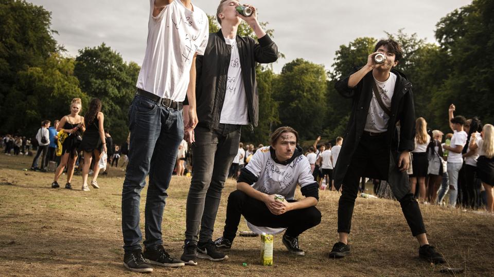 Alkohol fylder en del i de traditioner, der blandt andet er knyttet til at starte på gymnasiet. Her billede fra den såkaldte puttefest i Dyrehaven nord for København i 2018. (Arkivfoto). <i>Maria Albrechtsen Mortensen/Ritzau Scanpix</i>