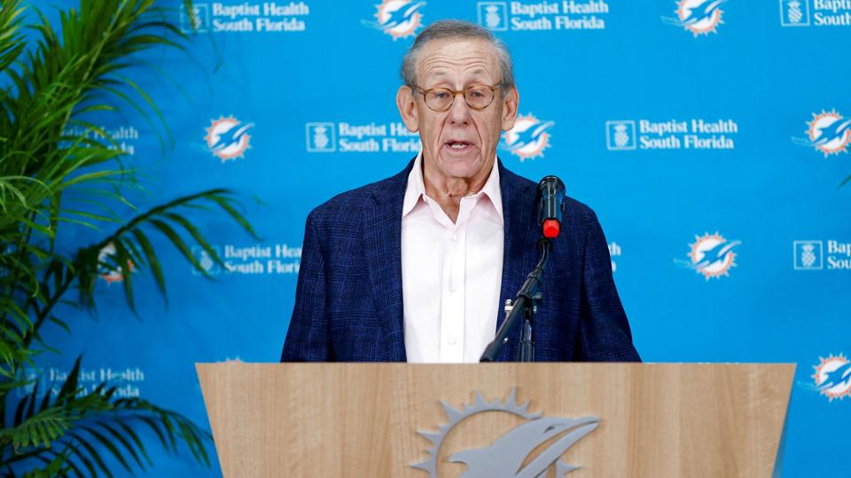 Klubejer Stephen Ross er sammen med Miami Dolphins blevet straffet for ulovlige drøftelser med Tom Brady og Sean Payton. (Arkivfoto). <i>Sam Navarro/Ritzau Scanpix</i>