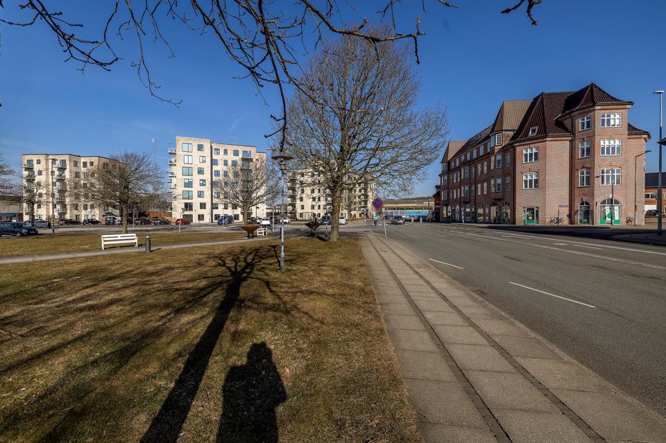 Sammenligner man mødet med Banegårdspladsen med mødet med en person, så står vi i Brønderslev overfor en person, der udsender usikre og mildest talt blandede signaler. Er det dét indtryk, man ønsker at efterlade som kommunens administrative hovedby, spørger arkitekturanmelder Lars Brorson Fich. <i>Foto: Lars Pauli</i>