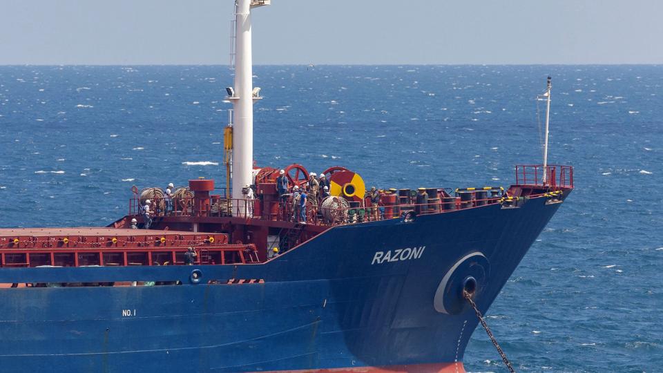 De relevante myndigheder fra Rusland, Ukraine og Tyrkiet samt repræsentanter fra FN har efter en inspektion givet skibet "Razoni" grønt lys til at sejle videre. <i>Umit Bektas/Reuters</i>