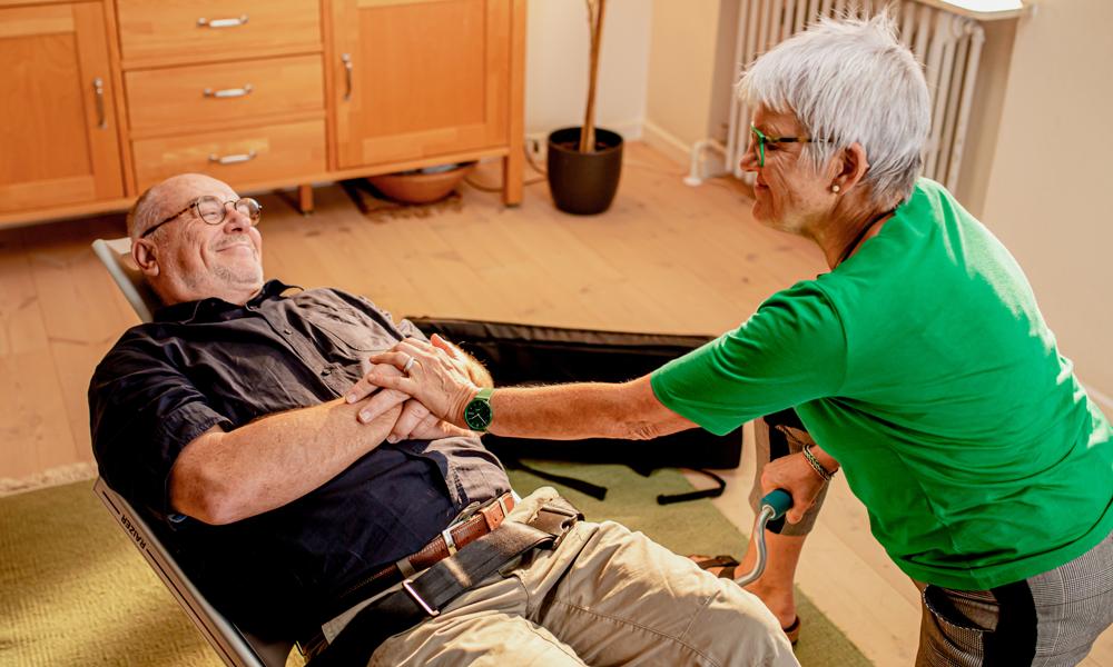 Tanken med løftestolen Raizer fra Liftup er. at de ansatte kan hjælpe plejekrævende borgere fra liggende til siddende position uden tunge løft.