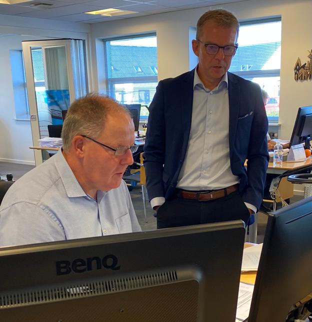 Alex Andersen fik en varm velkomst af de i alt ti medarbejdere, og fik en præsentation af, hvad hver enkelt arbejder med blandt andre Klaus Hjorth Larsen. <i>Privatfoto</i>