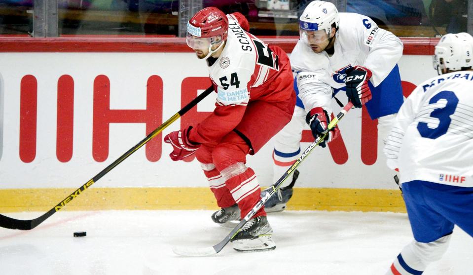 Felix Scheel (tv.) fik VM-debut tidligere på året, og nu skifter han til den tyske klub Iserlohn Roosters. <i>Mikko Stig/Ritzau Scanpix</i>