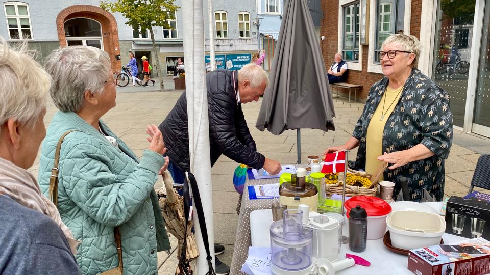 Ulla Andersen (th.) stod onsdag på Kirketorvet i Nykøbing og samlede underskrifter mod salget af toldkammerbygningen på havnen og dermed en flytning af turistbureauet. <i>Foto: Carsten Hougaard</i>
