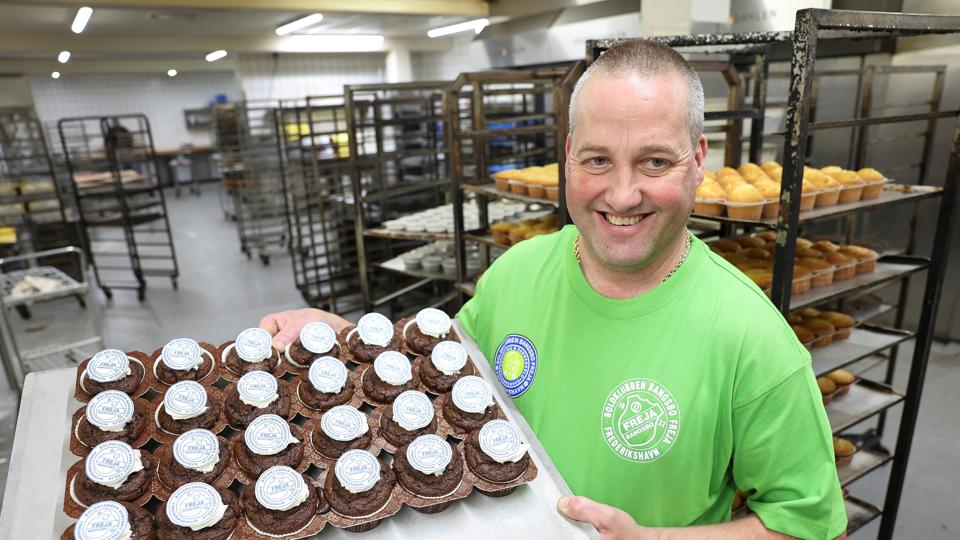 Hos Centerbageriet Hånbæk i Frederikshavn laver de specielle Kids Aid-kager, der går i salg fra torsdag morgen Her er det mesterbager Michael Andersen med en portion Kids Aid-kager. Frederikshavn 3. august 2022. <i>Foto: Bente Poder</i>