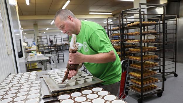 Der skal forberedes mange muffinforme for at følge med den efterspørgsel på kagerne, der allerede har været fra de lokale. Frederikshavn 3. august 2022. <i>Foto: Bente Poder</i>