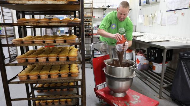 Hos Centerbageriet Hånbæk i Frederikshavn laver de specielle Kids Aid-kager, der går i salg fra torsdag morgen Bager Michael Andersen Frederikshavn 3. august 2022. <i>Foto: Bente Poder</i>