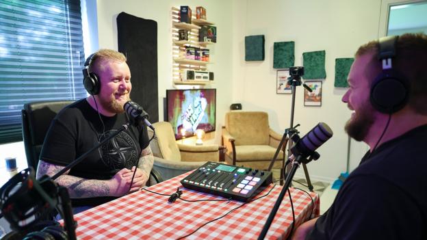 Der bliver snakket om løst og fast, både før, under og efter optagelsen af Jonas og Johns podcast "Alt om Intet". <i>Foto: Bente Poder</i>