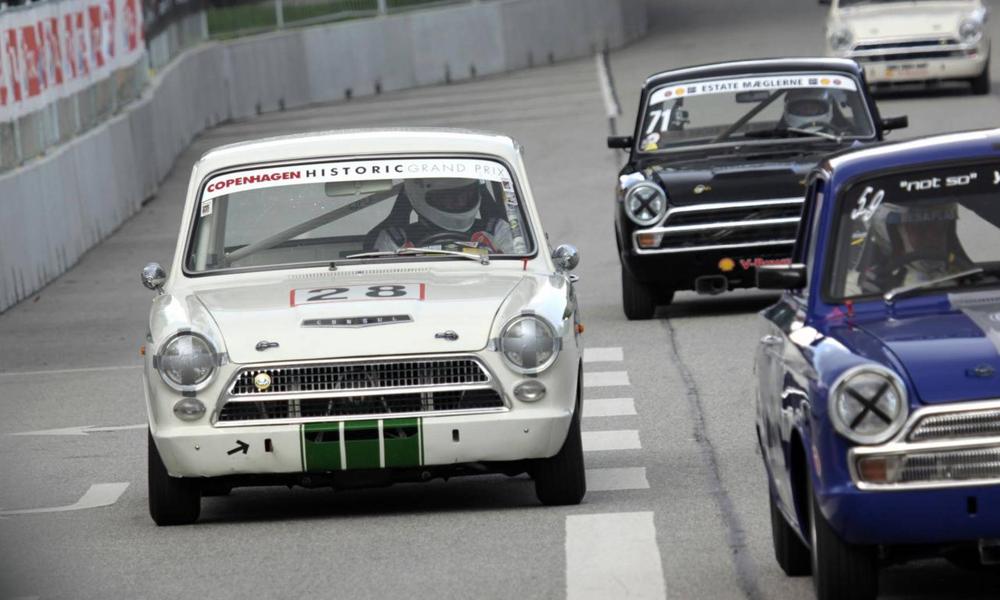Redaktøren i Lotus Cortina #28. Også set udefra er der trængsel på banen på Bellahøj. Foto: Morten Nordskov Redaktøren i Lotus Cortina #28. Også set udefra er der trængsel på banen på Bellahøj. Foto: Morten Nordskov