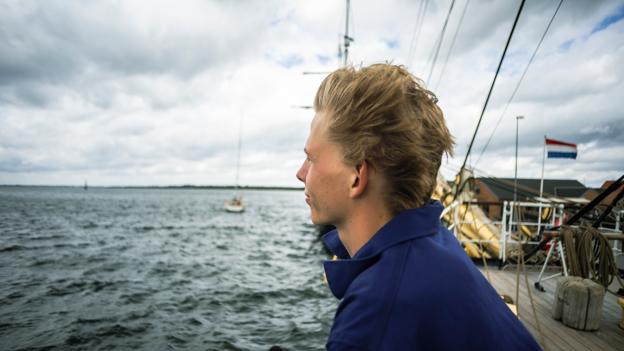 Rasmus Clausen elsker hverdagen på skibet, hvor han arbejder, lærer og hygger sig med de andre elever. <i>Foto: Martél Andersen</i>