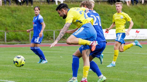 Her bliver der begået straffe mod Diego Montiel, som Ronnie Schwartz sikkert scorede på. <i>Foto: Bo Lehm</i>