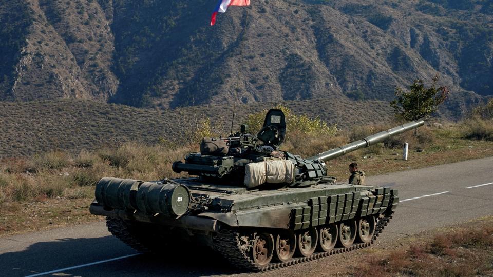 En russisk kampvogn på fredsmanøvre i enklaven Nagorno-Karabakh nær grænsen til Armenien. (Arkivfoto) <i>Francesco Brembati/Reuters</i>
