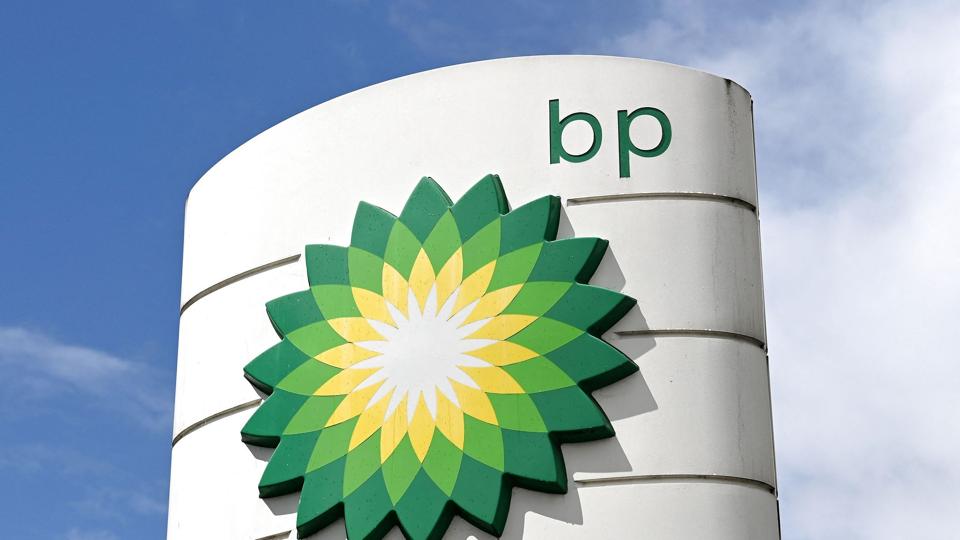 BP er et af de olieselskaber, der har tjent kolossalt på de stigende benzinpriser. I andet kvartal i år havde selskabet et overskud på 9,3 milliarder dollar eller cirka 68 milliarder kroner. Ruslands krig i Ukraine har været medvirkende. <i>Glyn Kirk/Ritzau Scanpix</i>