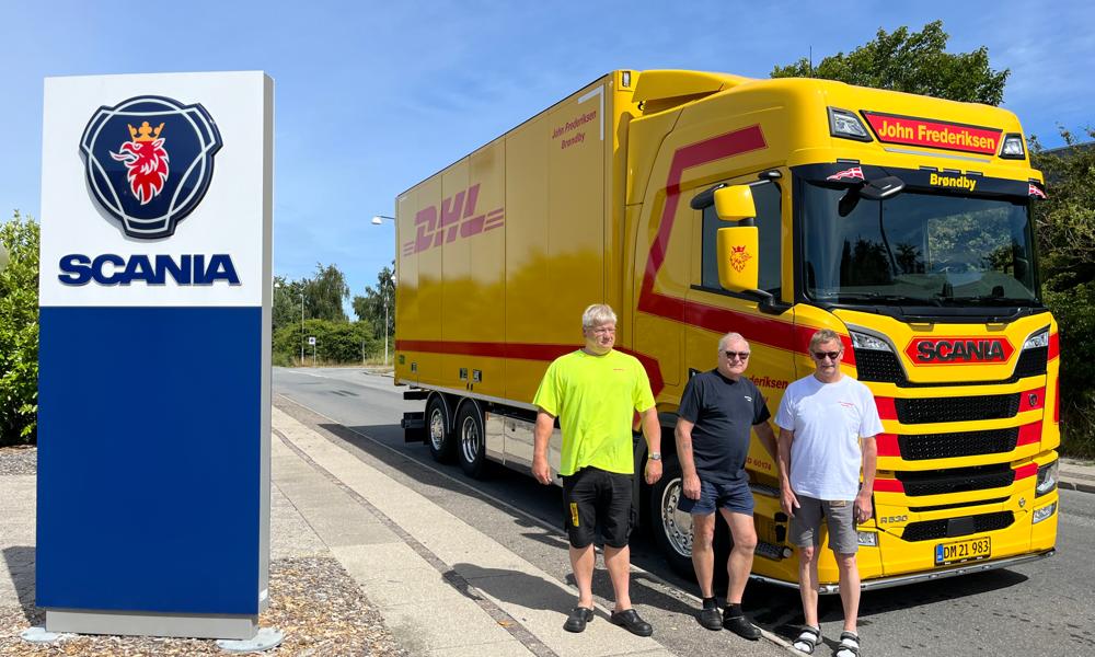 På dette billede ses vognmand John Fredriksen og chauffører Thomas og Finn foran den nye Scania.