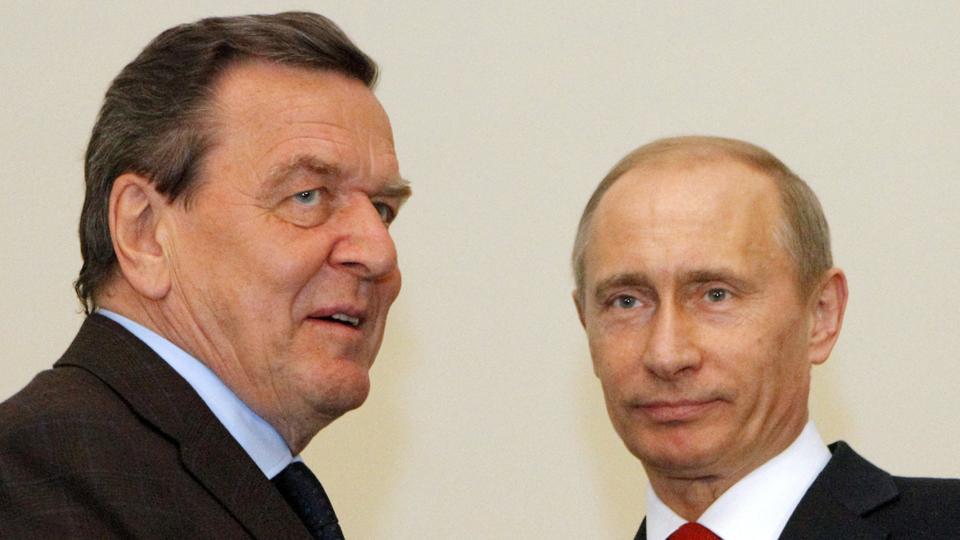 Tidligere forbundskansler for Tyskland Gerhard Schröder (til venstre) står den russiske præsident, Vladimir Putin (til højre), nær. (Arkivfoto). <i>Dmitry Lovetsky/Ritzau Scanpix</i>