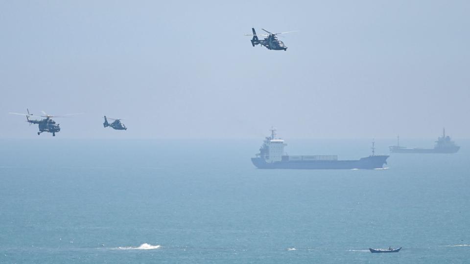 Torsdag morgen dansk tid har det kinesiske militær indledt en stor øvelse i farvandet og luftrummet nær Taiwan. Foto viser militærhelikoptere fra Kina på vej mod øvelsesområdet. <i>Hector Retamal/Ritzau Scanpix</i>
