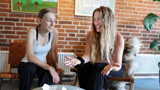 Nikoline Haabendal sammen med lærer på Brønderslev Forfatterskole, Julie Midtgaard, som har været med til at indstille hende til Statens Kunstfonds drømmestipendium. <i>Foto: Bente Poder</i>