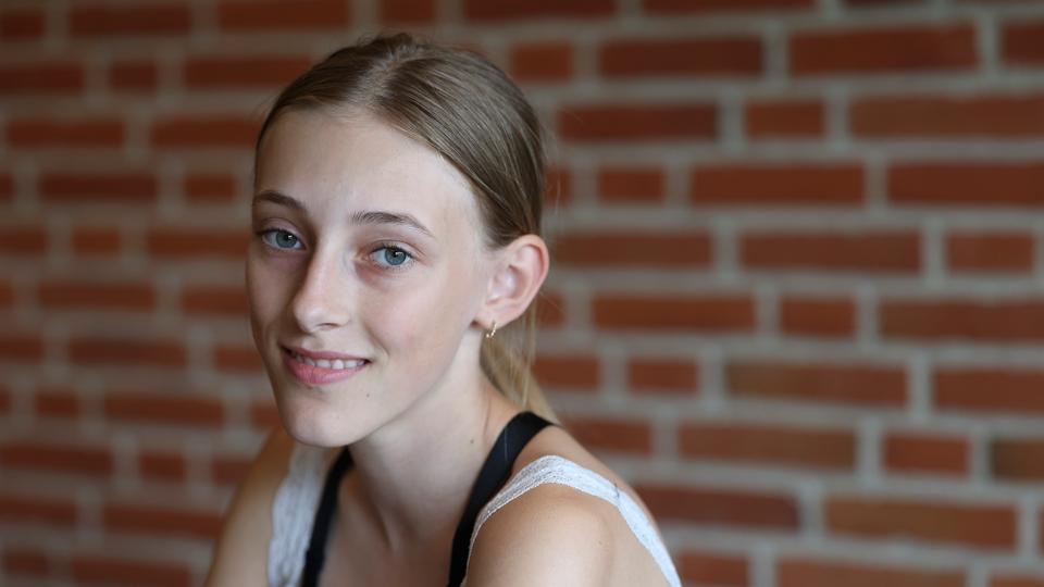 15-årige Nikoline Haabendal, der bor nær Hobro, er med på Brønderslev Forfatterskole. Hun blev inspireret til at skrive, da hun læste Harry Potter. <i>Foto: Bente Poder</i>