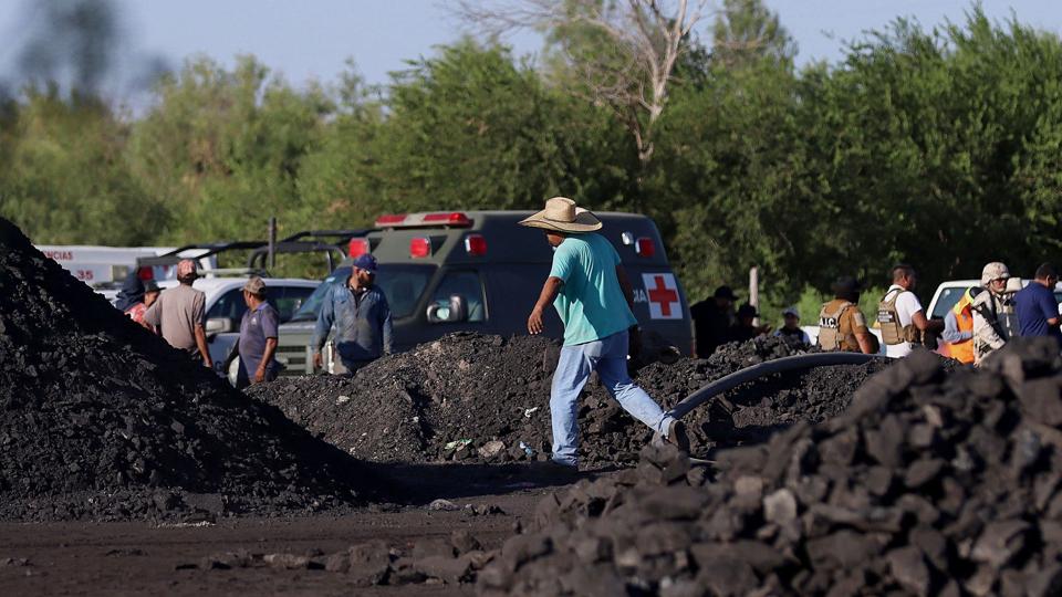 En mexicansk kulmine kollapsede onsdag. Ti personer er torsdag fortsat fanget nede i minen. <i>Marcos Gonzalez/Ritzau Scanpix</i>