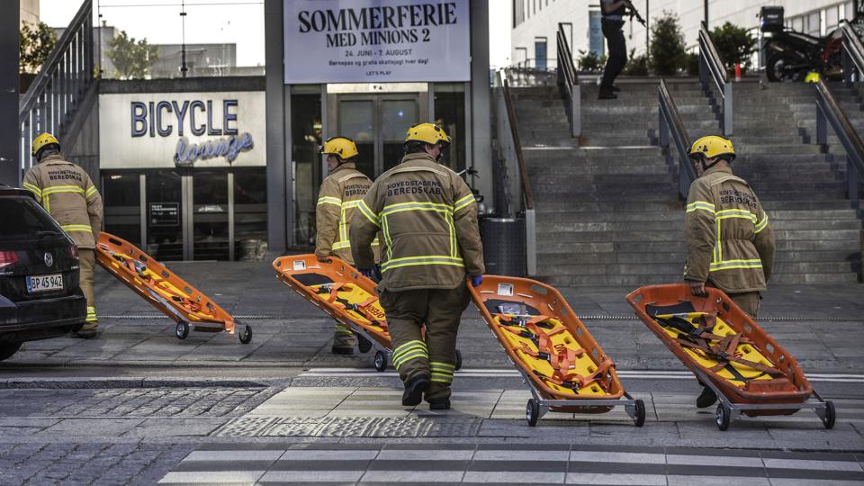 En gerningsmand skød og dræbte tre personer i storcentret Field's i begyndelsen af juli. Han var kendt af psykiatrien, hvorfor hans patientforløb nu skal undersøges. (Arkivfoto). <i>ãlafur Steinar Rye Gestsson/Ritzau Scanpix</i>