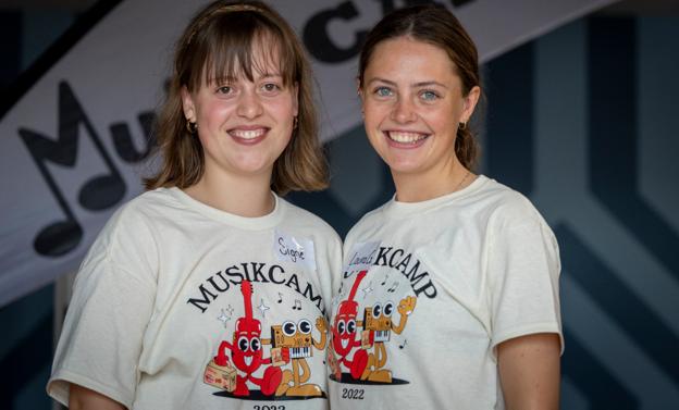 20-årige Signe Stüker (til venstre) og 22-årige Laura Gade deles i år om rollen som projektledere for Musikcamp i Hurup. På den allerførste lejr i Hurup, for otte år siden, var Laura instruktør for Signe.