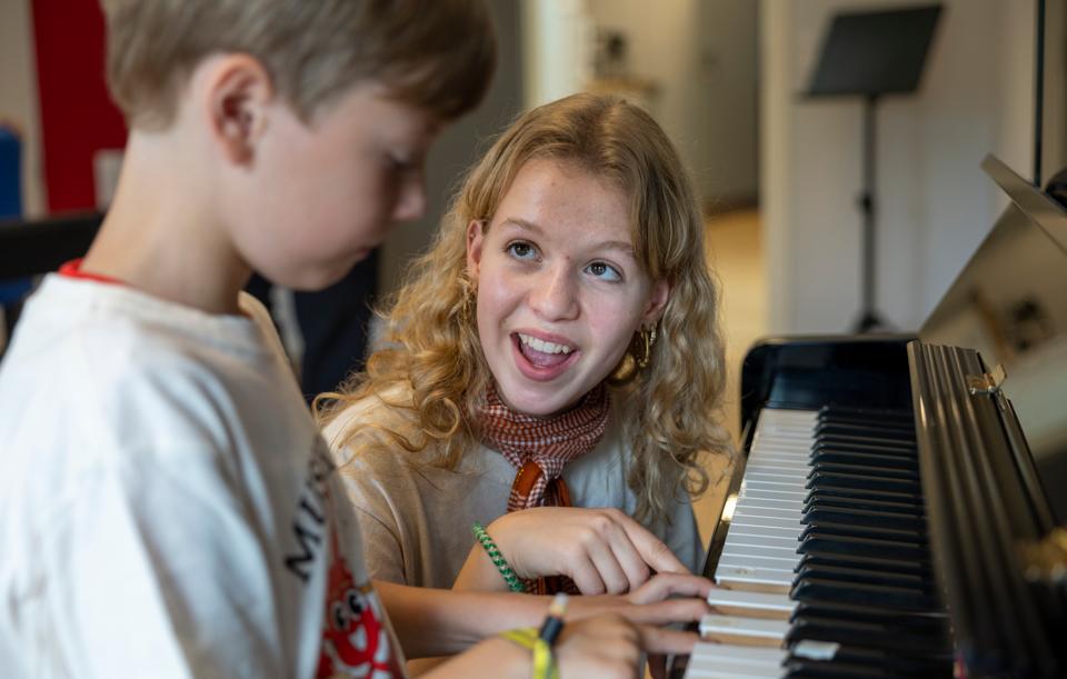 Børn får undervisning af unge. Det er princippet for Musikcampene, der i år holdes fem steder i landet. I Hurup er Freja Stüker en af de 40 frivillige instruktører. 