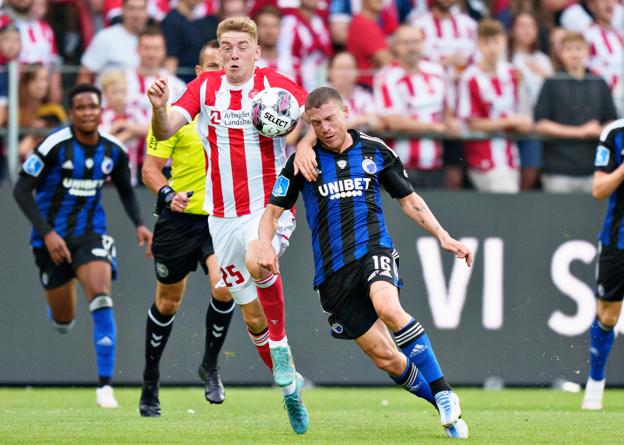 AaB's Andreas Poulsen mod FC Københavns Pep Biel i 3F Superligakampen mellem AaB og FC København. <i>Foto: Henning Bagger/Ritzau Scanpix</i>