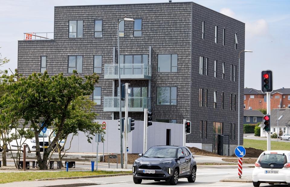 Punkthuset Klostertoppen i Dueholm Klosterpark skulle have stået klar 1. juli, men mangler fortsat en ibrugtagningstilladelse. <i>Foto: Bo Lehm</i>