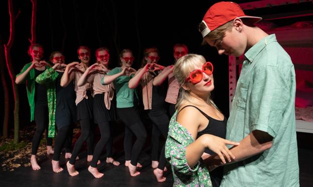 Elverpigen Adrianna (Mia Lodahl Carlsen) danser med en medarbejder fra Fakta (Magnus Wind Pedersen). <i>Foto: Jamal Mekdad</i>
