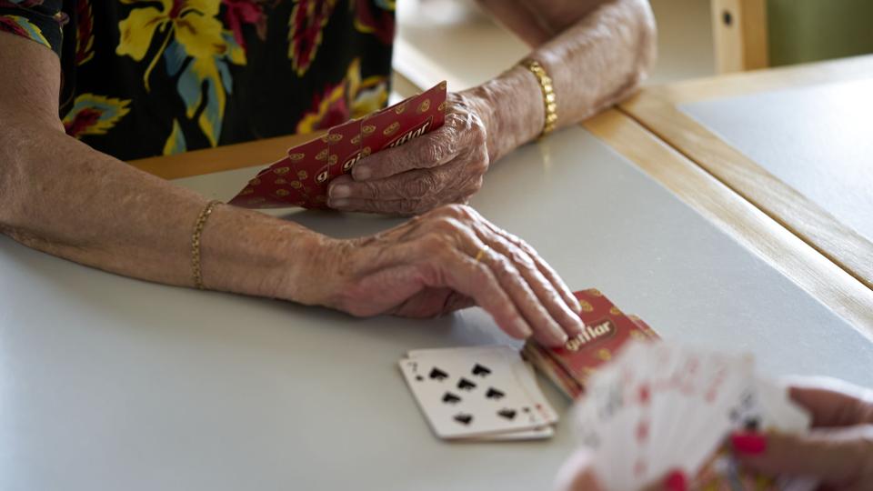 Coronasmitten er fortsat højest blandt de ældre aldersgrupper, men
der ses nu også et markant fald i antallet af indlæggelser blandt de ældre. Det fremgår af en rapport fra Statens Serum Institut (SSI). <i>Signe Goldmann/Ritzau Scanpix</i>