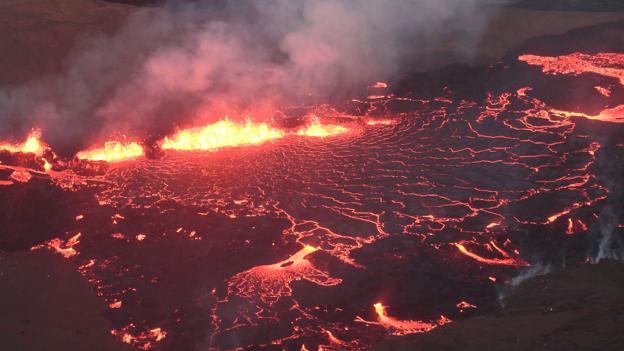 Turister flokkes til islandsk vulkan i udbrud
