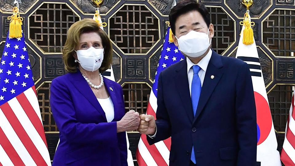 Den ledende amerikanske politiker Nancy Pelosi støder torsdag næve med Sydkoreas parlamentsformand, Kim Jin-pyo, efter hendes omstridte besøg i Taiwan. Kina reagerer torsdag med store militærøvelser omkring øen. <i>Kim Min-Hee/Ritzau Scanpix</i>