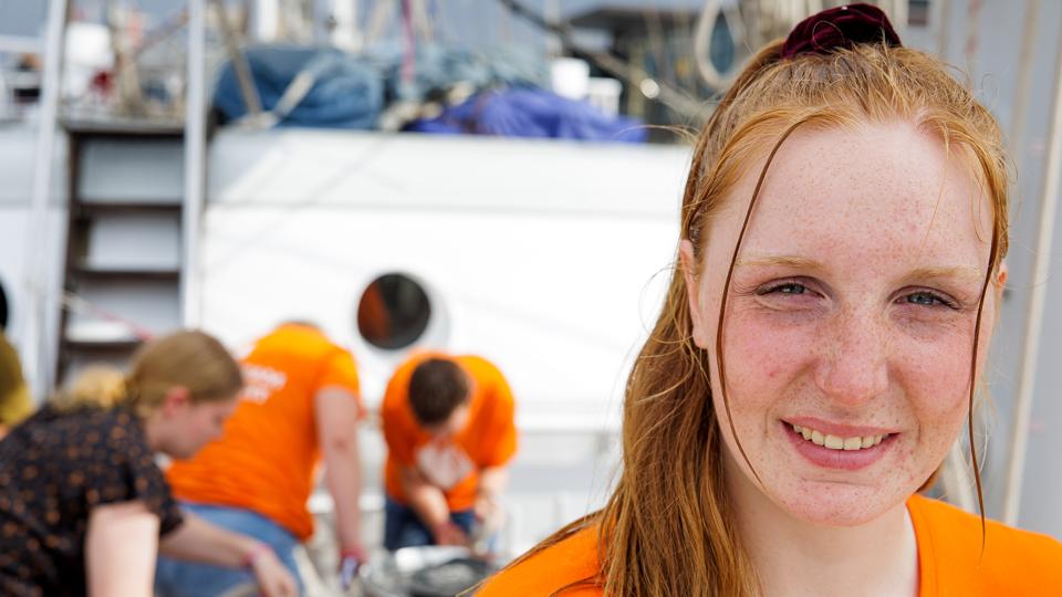 19-årige Louise Anne-Sofie Jensen har brugt to uger af sin sommerferie som trainee på det hollandske skib Eendracht, der har 52 besætningsmedlemmer - inklusive trainees. <i>Foto: Bo Lehm</i>