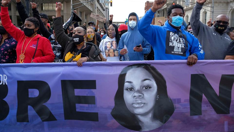 Store protester fulgte, efter betjente i marts 2020 gennemførte en razzia mod den 26-årige sorte Breonna Taylors hjem i Louisville i Kentucky og dræbte hende. Her et foto fra Louisville på etårsdagen for hendes død. Nu tiltaler USA's justitsministerium fire betjente for ulovligt at have været skyld i hendes død. <i>Jeff Dean/Ritzau Scanpix</i>