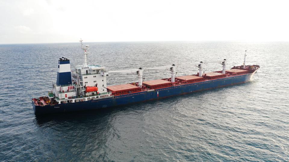 Det første skib med korn, "Razoni" indregistreret i Sierra Leone, kunne mandag forlade ukrainsk havn, efter Ukraine og Rusland har lavet separate aftaler med Tyrkiet og FN. <i>Mehmet Caliskan/Reuters</i>