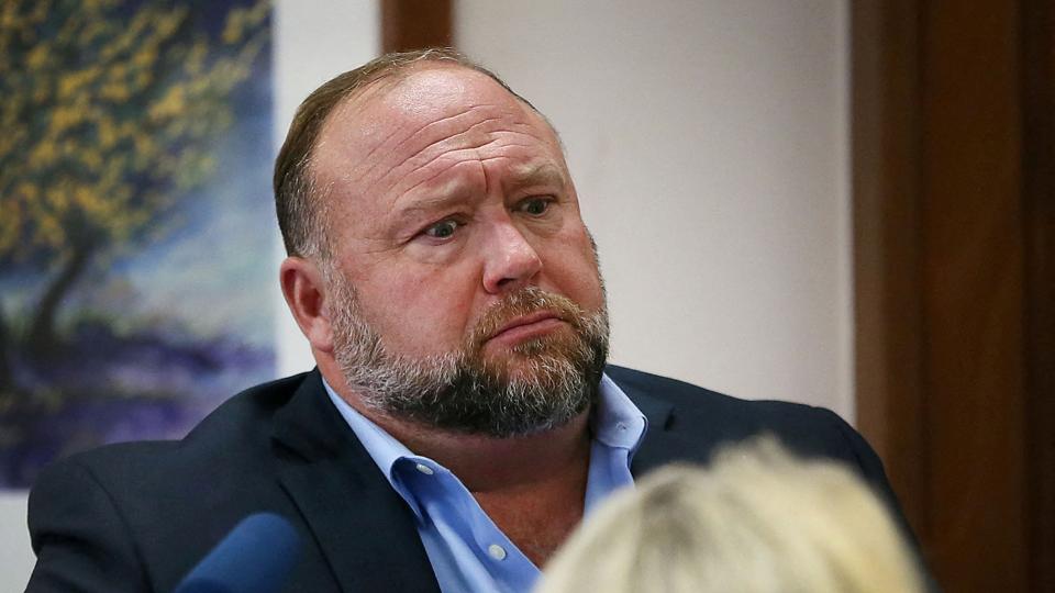 Den amerikanske konspirationsteoretiker Alex Jones i retten onsdag, hvor han spørges ind til e-mails, han har sendt. <i>Pool/Reuters</i>
