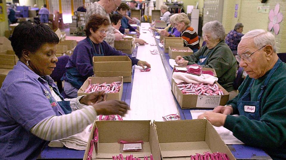 På billedet her ser man ældre medarbejdere, der pakker kosmetik i virksomheden Bonne Bell i Lakewood i den amerikanske delstat Ohio. Også herhjemme bliver der flere og flere seniormedarbejdere i danske virksomheder. <i>David Maxwell/Ritzau Scanpix</i>