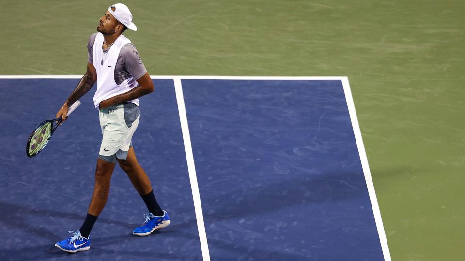 Flere kampe blev på grund af dårligt vejr torsdag aften i Washington D.C. afbrudt. De skal færdigspilles fredag. Deriblandt opgøret mellem Nick Kyrgios (foto) fra Australien og Reilly Opelka fra USA. Holger Runes kamp i tredje runde blev også udskudt til fredag. <i>Patrick Smith/Ritzau Scanpix</i>