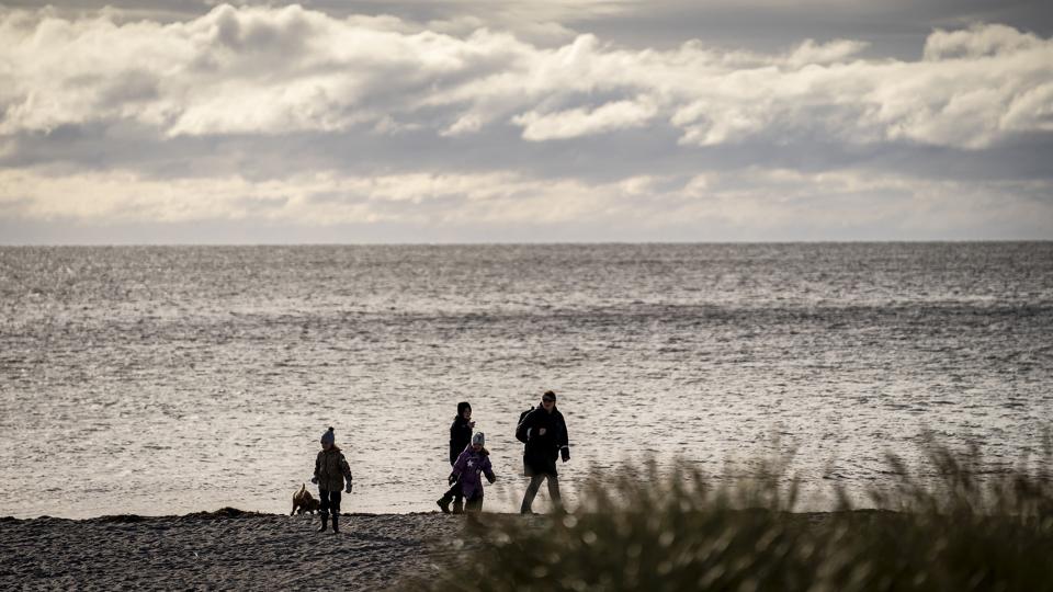 Vil man brug skolesommerferiens sidste weekend på stranden, skal man ikke forvente høj sol eller høje temperaturer. (Arkivfoto). <i>Mads Claus Rasmussen/Ritzau Scanpix</i>