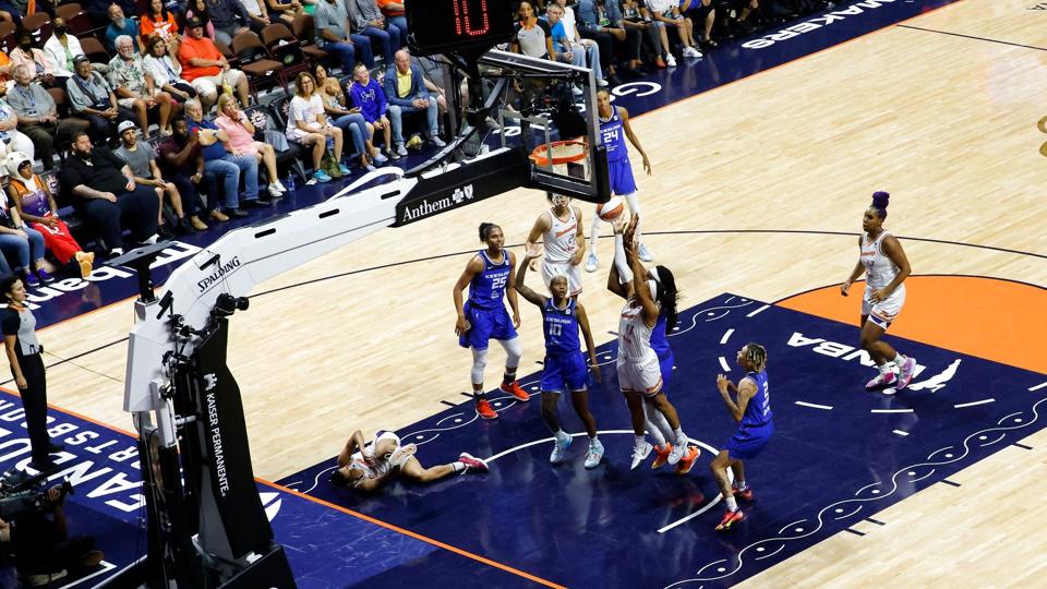 Kampen mellem Phoenix Mercury og Connecticut Sun var præget af Brittney Griners fængselsdom. <i>Kena Betancur/Ritzau Scanpix</i>