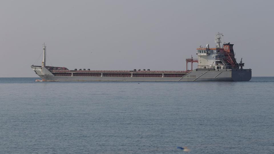 To skibe med majs om bord har fredag forladt havnen i Tjornomorsk som del af FN-aftalen mellem Rusland og Ukraine om korneksport. <i>Stringer/Reuters</i>