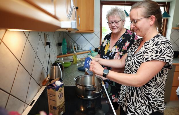 Der slår aldrig fejl: Når Viola kommer til Hørmested, så rejser hun ikke hjem, før hun har smagt risalamande ... <i>Foto: Bente Poder</i>