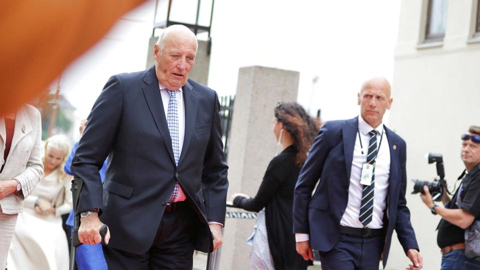 Kong Harald (t.v.) har de seneste par år flere gange været indlagt. (Arkivfoto). <i>Ntb/Reuters</i>